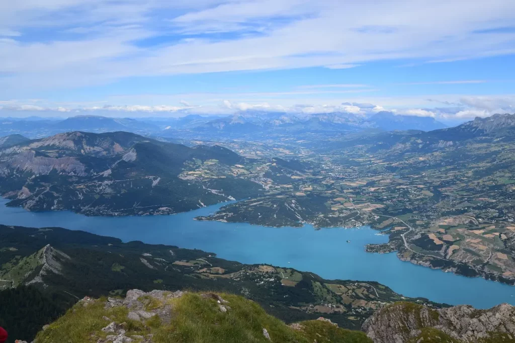 Le lac de Serre-Ponçon, dans les Hautes-Alpes